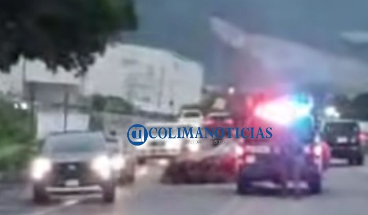 Automóvil impacta el muro de contención del libramiento El Naranjo de Manzanillo