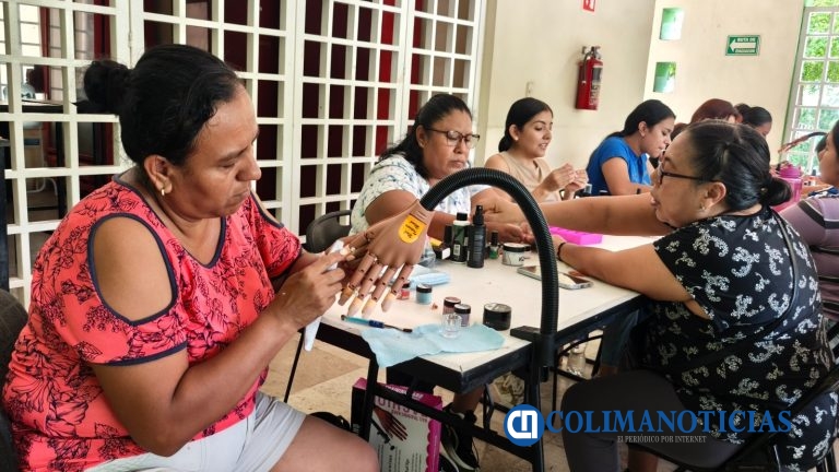 Administración de Indira Vizcaíno impulsa capacitación gratuita para mujeres colimenses