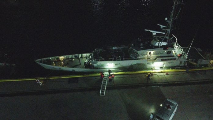 Arriba a puerto el pescador rescatado por la Marina, luego de permanecer ocho días a la deriva al sur de Huatulco, Oaxaca (3)