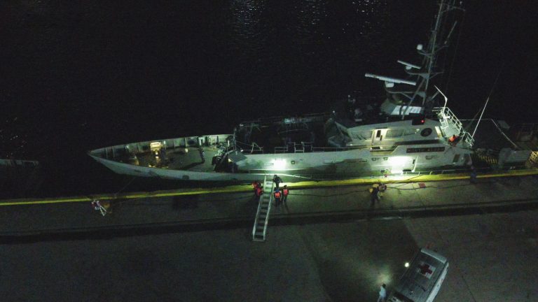 Arriba a puerto el pescador rescatado por la Marina, luego de permanecer ocho días a la deriva al sur de Huatulco, Oaxaca