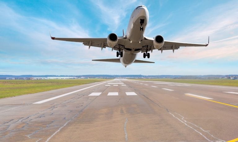 ¿Puedes viajar en avión con la INE vencida? Estas son las reglas y alternativas