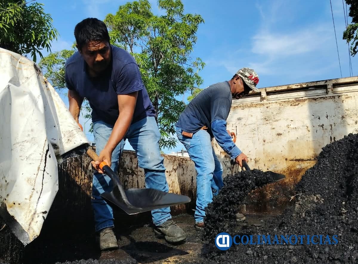 'Estamos en las calles, atendiendo los baches y mejorando las vialidades para que todas y todos podamos transitar mejor.' Riult Rivera
