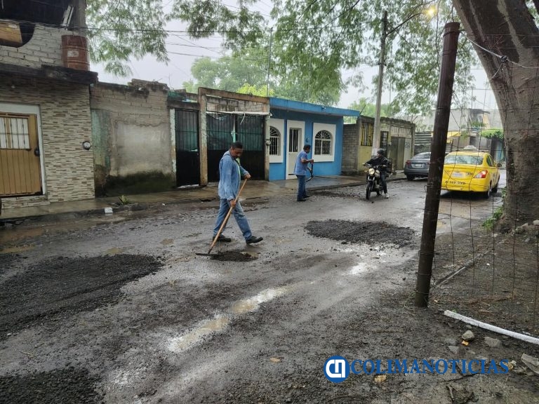 Ayuntamiento de Colima atiende reporte de baches en la colonia Gregorio Torres Quintero