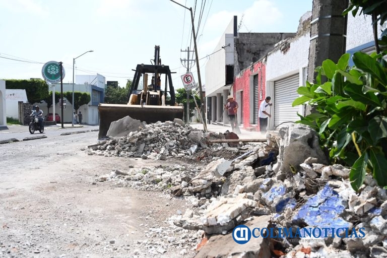 Ayuntamiento de Colima verifica colapso de marquesina y da seguimiento al retiro de escombros en avenida Maclovio Herrera
