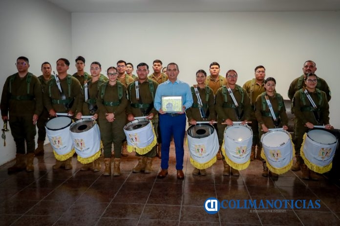 Banda de Guerra de la UdeC entrega al rector reconocimiento obtenido