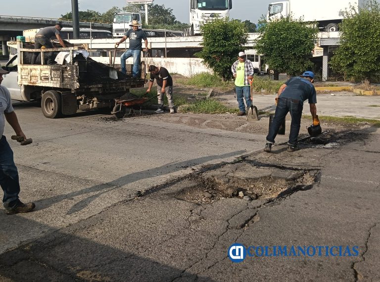 Brigadas de Mantenimiento del Ayuntamiento de Colima realizan jornada de bacheo en el bulevar Carlos de la Madrid Béjar