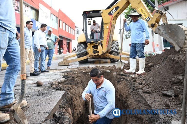 CIAPACOV moderniza simultáneamente 3 puntos de la red de drenaje en Colima, incluida una escuela pública