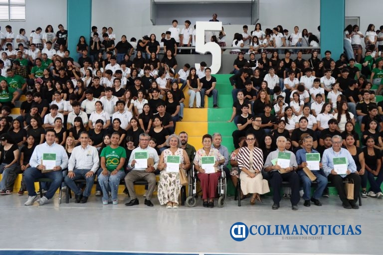 Con foto monumental, conmemora Bachillerato 5 su 60 aniversario