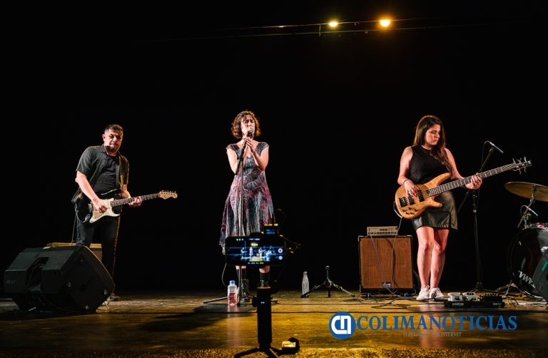 Disfrutan colimenses de distintos ritmos y fusiones musicales con el grupo Rei Volcana