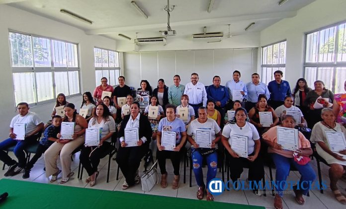 Concluyen 26 personas su educación básica con apoyo de UdeC_a