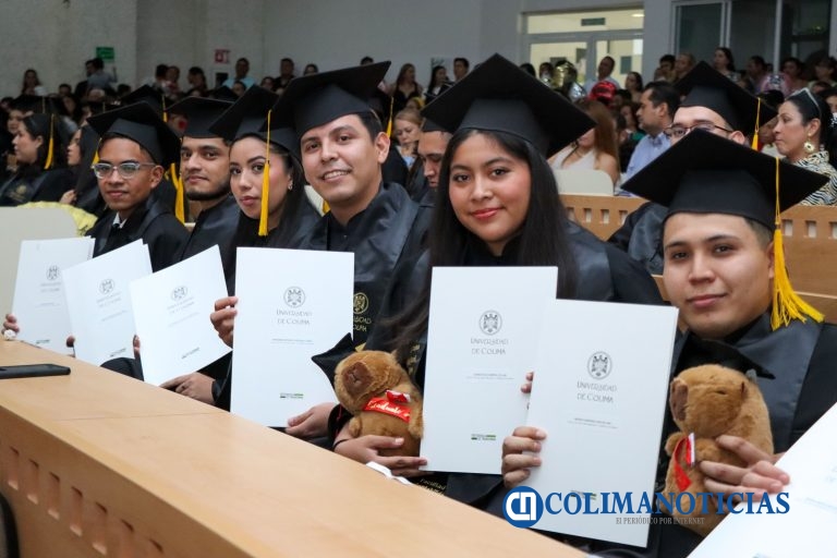 Egresan 106 profesionistas de Contabilidad, Administración y Negocios Digitales