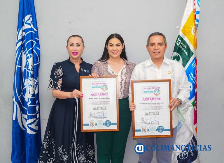 Entrega Tey agradecimientos a Indira Vizcaíno y Christian Torres Ortiz