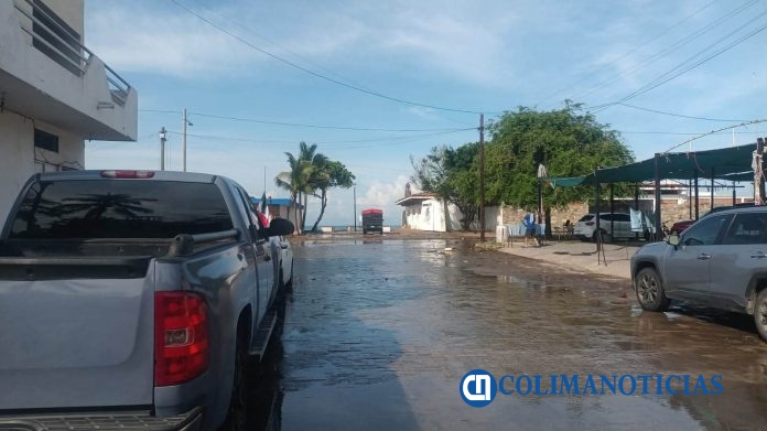 Fuerte oleaje sale por las calles de la delegación de Las Brisas en Manzanillo