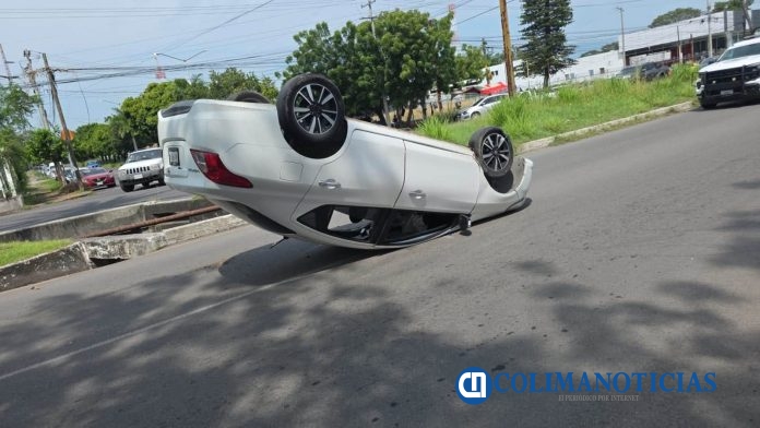 Hombre resulta lesionado tras volcadura de automóvil en el bulevar Carlos de la Madrid Béjar, en Colima