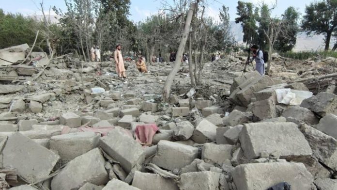 Pakistán bombardea la residencia del fundador de los talibanes afganos, actualmente utilizada como base militar