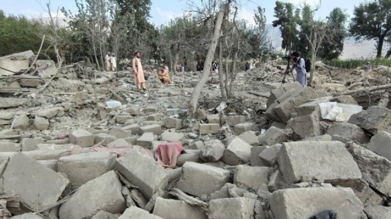Pakistán bombardea la residencia del fundador de los talibanes afganos, actualmente utilizada como base militar