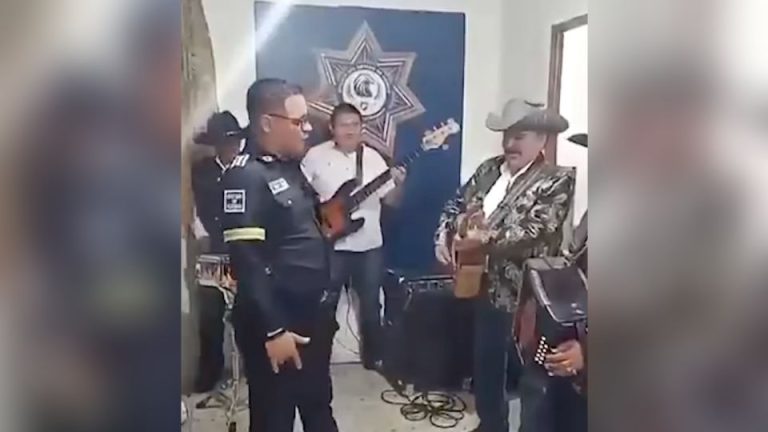 Separan de su cargo a policía del Edomex tras ser captado cantando en horario laboral y en supuesto estado inconveniente