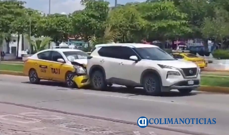 Solo daños materiales en accidente por el jardín de Salagua en Manzanillo