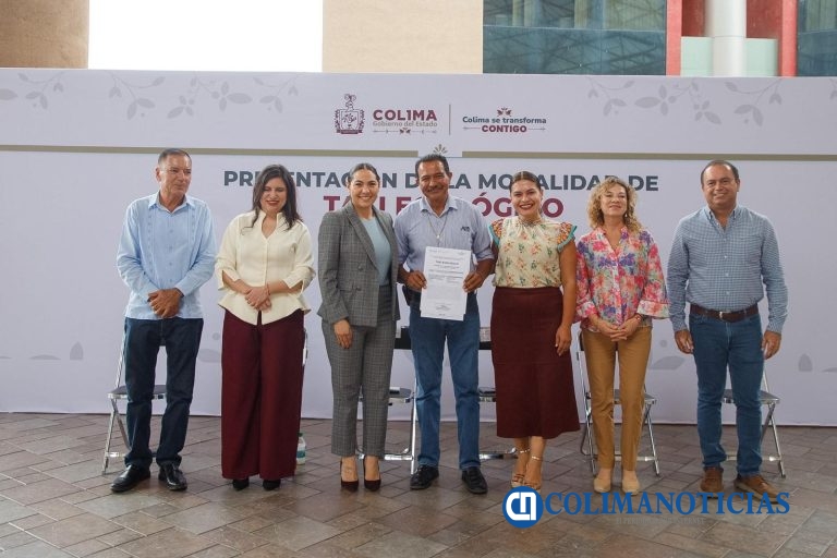 Indira Vizcaíno entregó permisos de operación a 123 nuevos taxis ecológicos en Colima