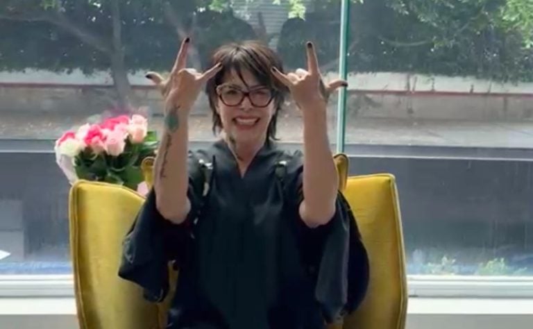 Alejandra Guzmán reaparece tras lesión en la cadera durante concierto