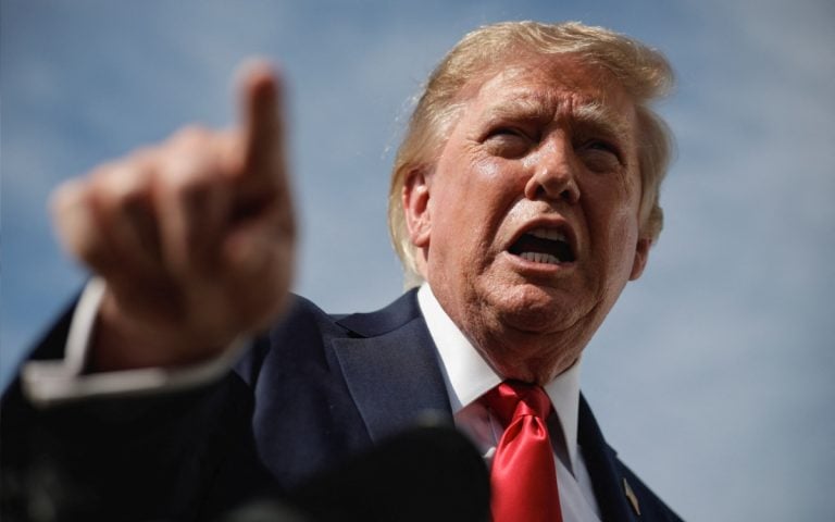 Trump endurece guerra comercial: prohíbe importaciones de alcohol y otros productos de Canadá