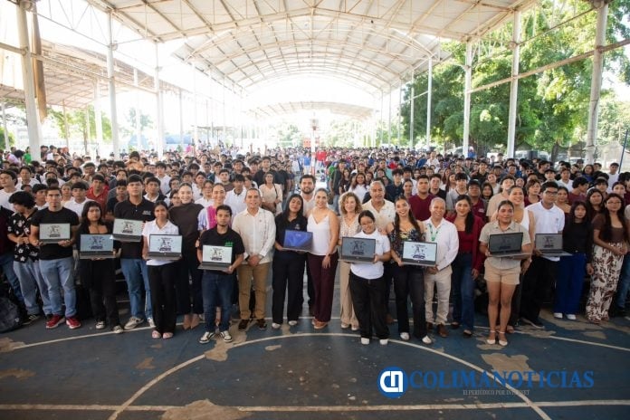 1,258 estudiantes manzanillenses recibieron este viernes laptops gratuitas por el Gobierno del Estado de Colima
