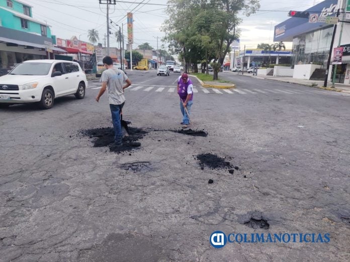 Ayuntamiento de Colima continúa con jornada de bacheo en diversos puntos de la ciudad (5)