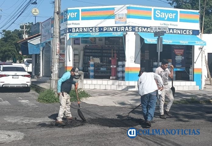 Ayuntamiento de Colima realiza jornada de bacheo (4)
