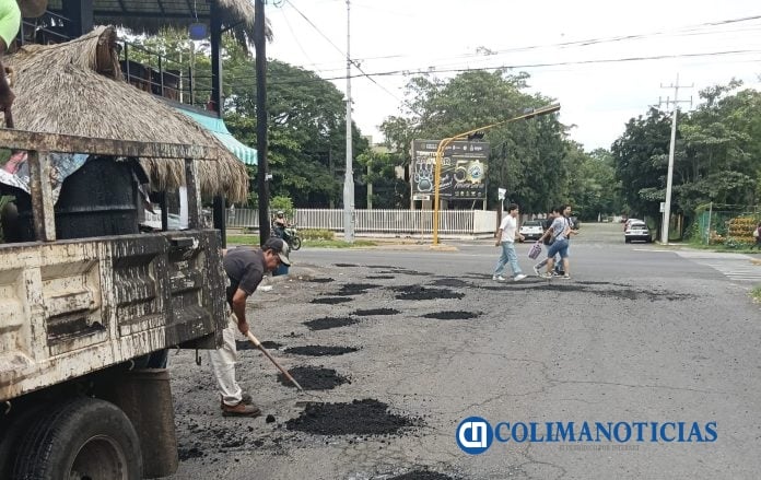 Ayuntamiento de Colima realiza jornada de bacheo en avenida Tecnológico y calle Amado Nervo (2)