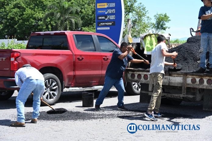 Ayuntamiento de Colima realiza jornada de bacheo en el Libramiento Sur tras el paso del Huracán Simón (4)