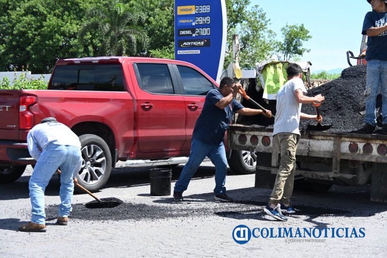 Ayuntamiento de Colima realiza jornada de bacheo en el Libramiento Sur tras el paso del Huracán Simón