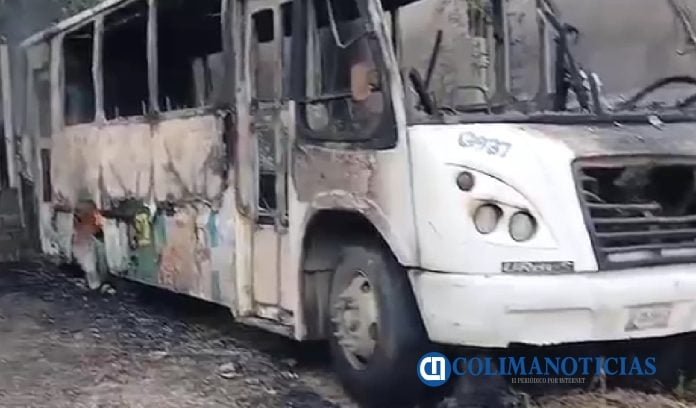 Camion urbano incendiado