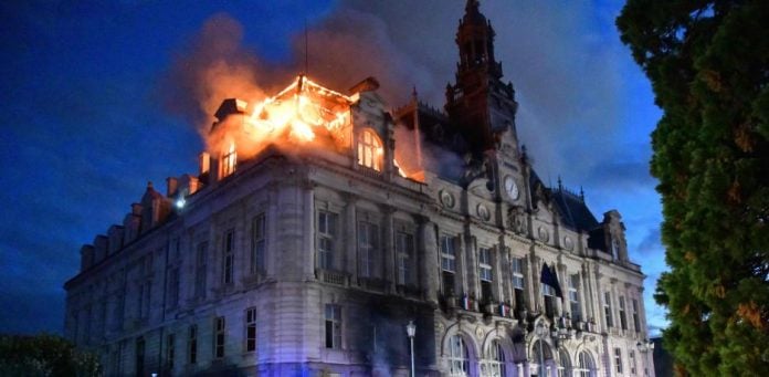 Disturbios en Francia los manifestantes incendiaron el histórico ayuntamiento de Limoges