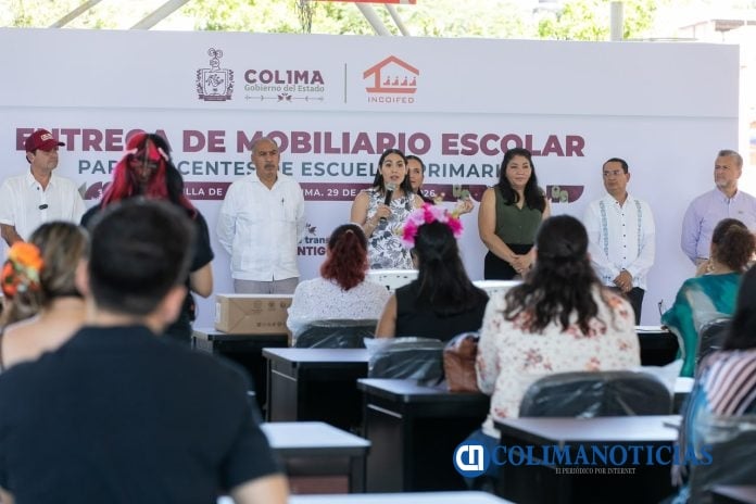 Docentes de 37 primarias en Villa de Álvarez recibieron mobiliario por parte de Indira Vizcaíno (5)