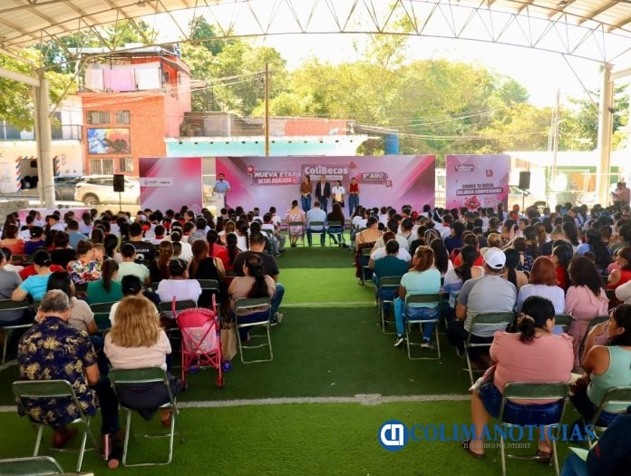 Gobierno de Indira Vizcaíno entrega computadoras gratuitas a estudiantes de secundaria en Minatitlán (4)