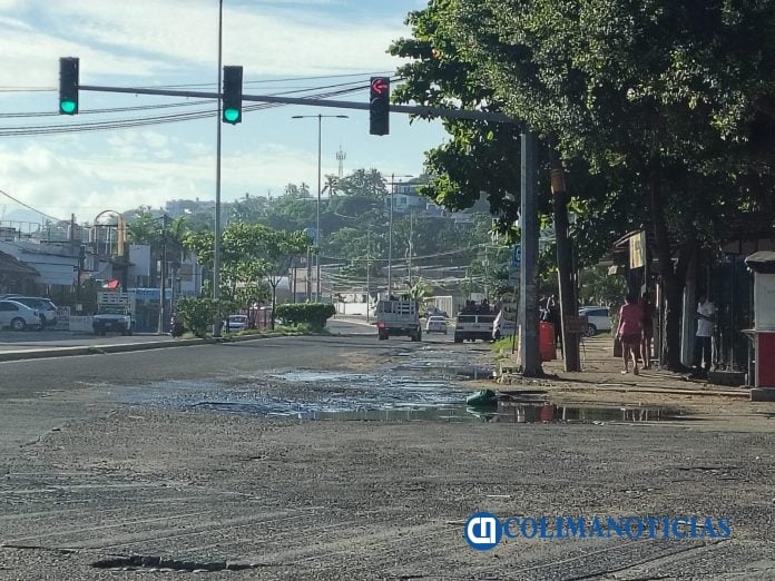 Improvisan señalamientos para evitar caer el baches en calles de Santiago