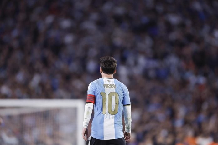 Messi se despide de la Albiceleste con 126 goles, el último de penalti, y muchas emociones
