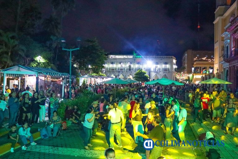 Noche Retro del Cerveza Fest, todo un éxito; reúne a miles de colimenses en el Jardín Libertad