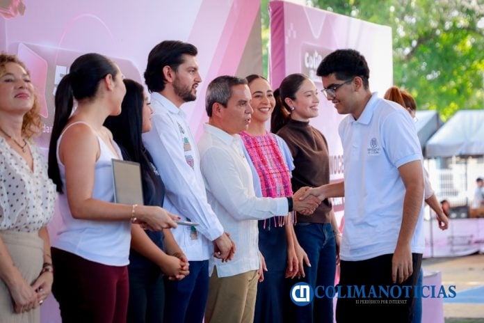 Reciben estudiantes de UdeC computadoras del programa ColiBecas_c