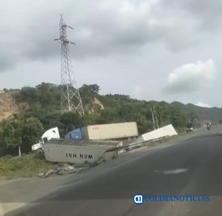 Reportan volcadura de tráiler en el libramiento El Naranjo de Manzanillo