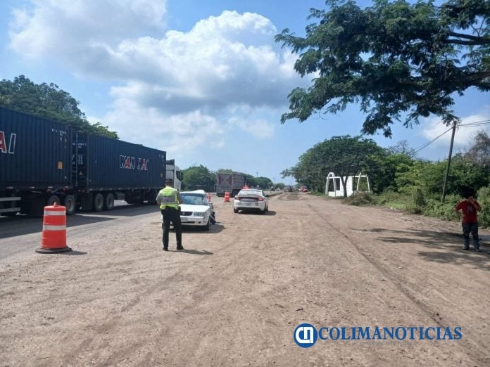 Se registra accidente entre automóvil y un tráiler en la autopista Tecomán-Colima