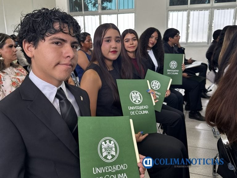 De las aulas a nuevos retos, se titulan 22 jóvenes del Bachillerato 21 en Armería