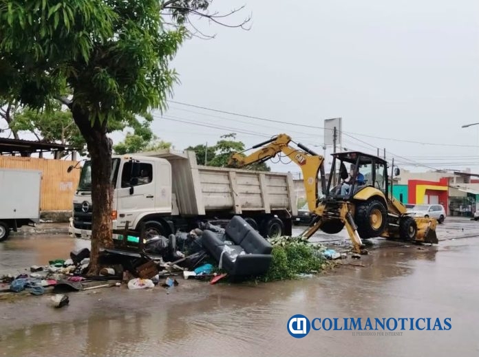 Sin importar la suspensión de recolección, los vecinos sacan basura en el Valle de Las Garzas