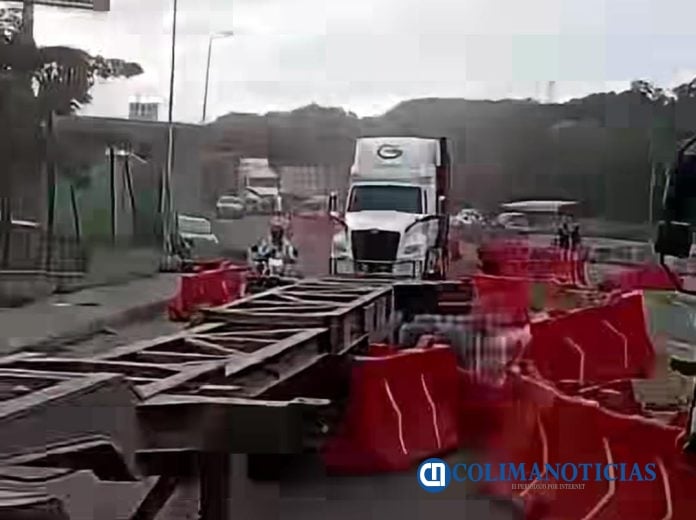 Tráiler impacta vehículos