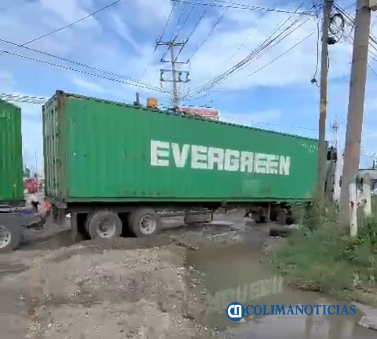 Tráiler queda atorado en el semáforo de Tapeixtles, por la Salida a Colima