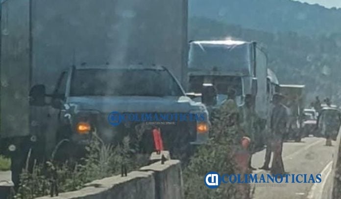 Una camioneta se impacta en el muro de contención del libramiento El Naranjo