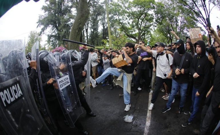 Trasladan a Puente Grande a manifestantes detenidos por caso de agua contaminada