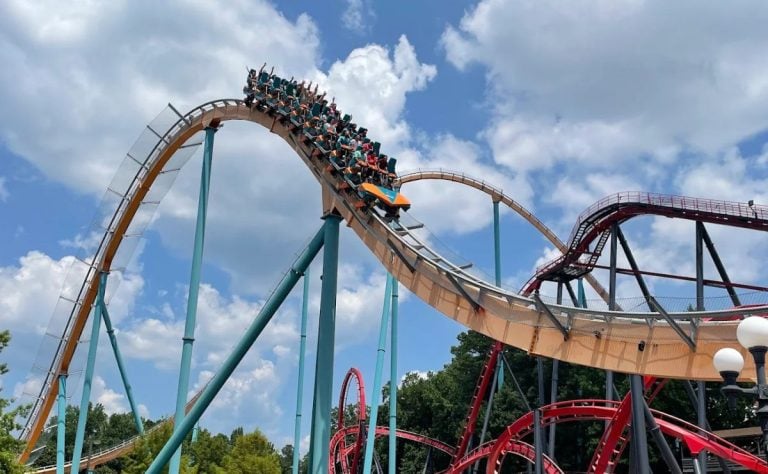 Hombre muere tras salir expulsado de una montaña rusa en Six Flags Atlanta